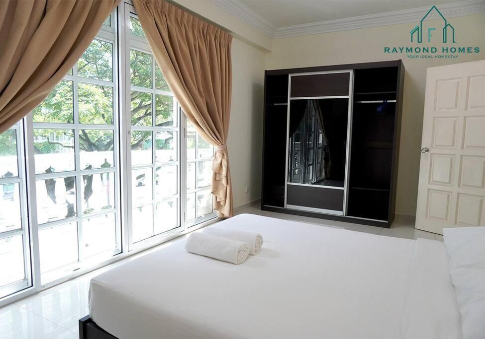 99 Kelawei Appartement George Town Buitenkant foto