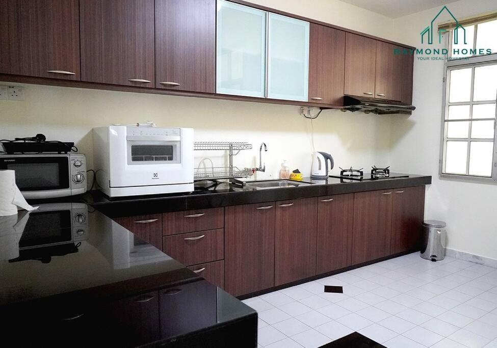 99 Kelawei Appartement George Town Buitenkant foto