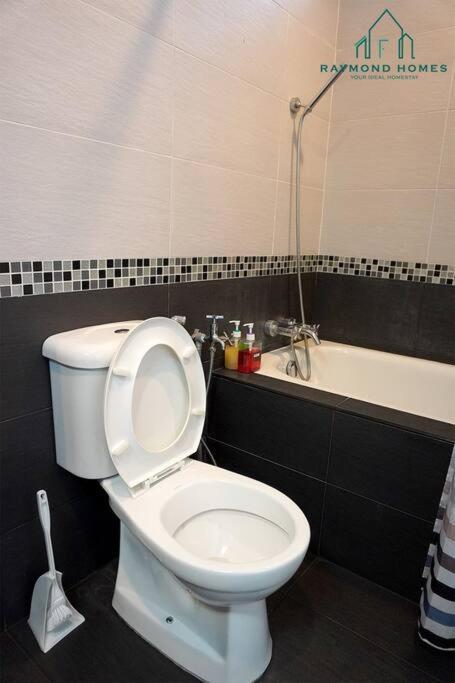 99 Kelawei Appartement George Town Buitenkant foto