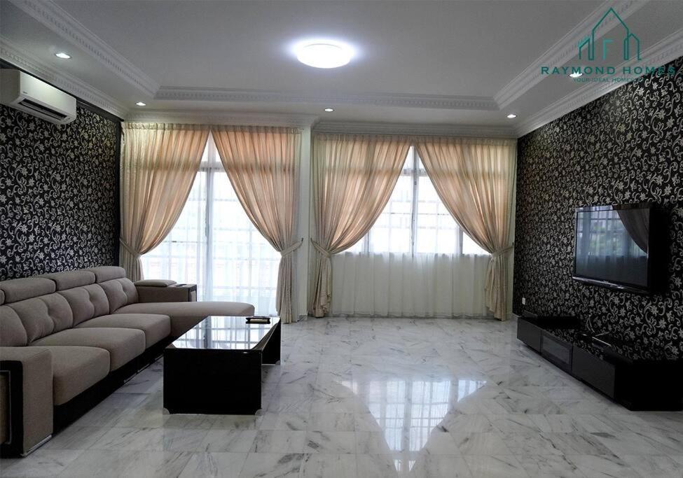 99 Kelawei Appartement George Town Buitenkant foto